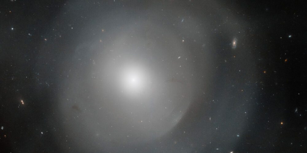 تلسکوپ فضایی هابل کهکشان مرموز